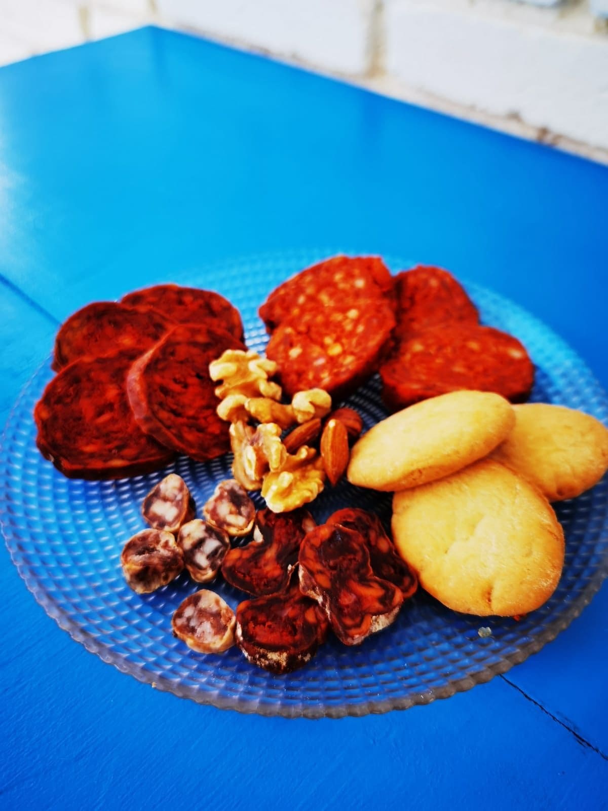 Cocina tradicional alicantina en restaurante con encanto dentro de casa centenaria, especializado en arroces y marmitas.