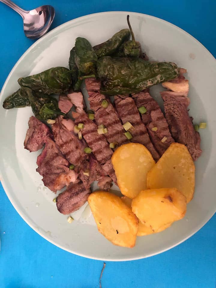 Cocina tradicional alicantina en restaurante con encanto dentro de casa centenaria, especializado en arroces y marmitas.