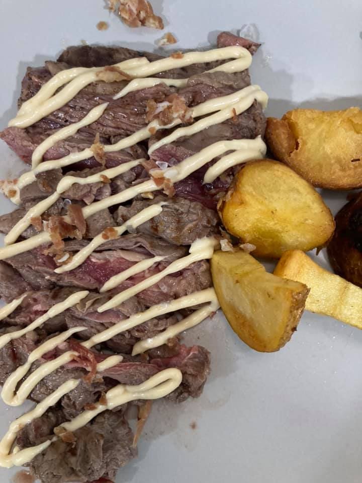 Cocina tradicional alicantina en restaurante con encanto dentro de casa centenaria, especializado en arroces y marmitas.