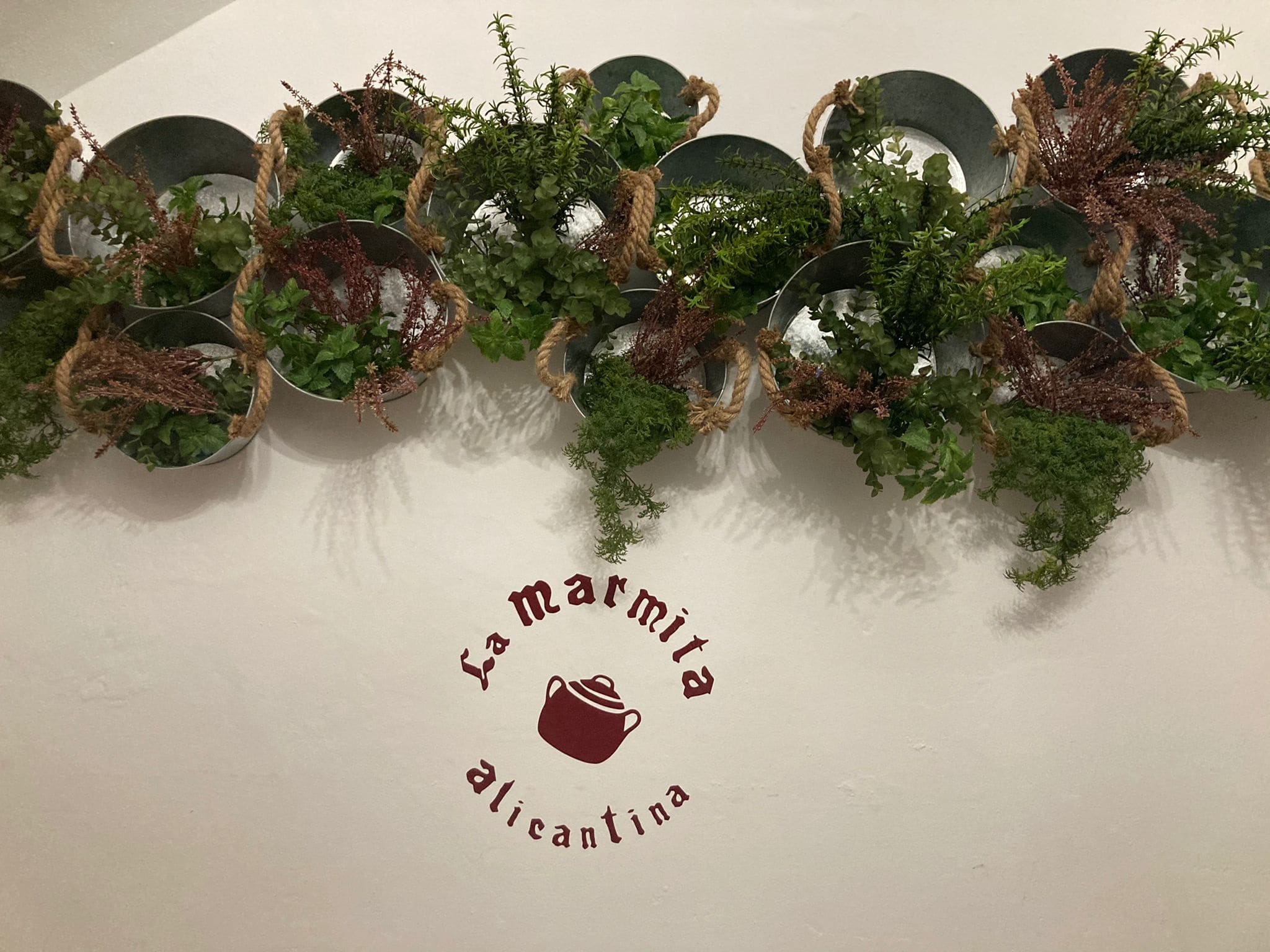 Cocina tradicional alicantina en restaurante con encanto dentro de casa centenaria, especializado en arroces y marmitas.