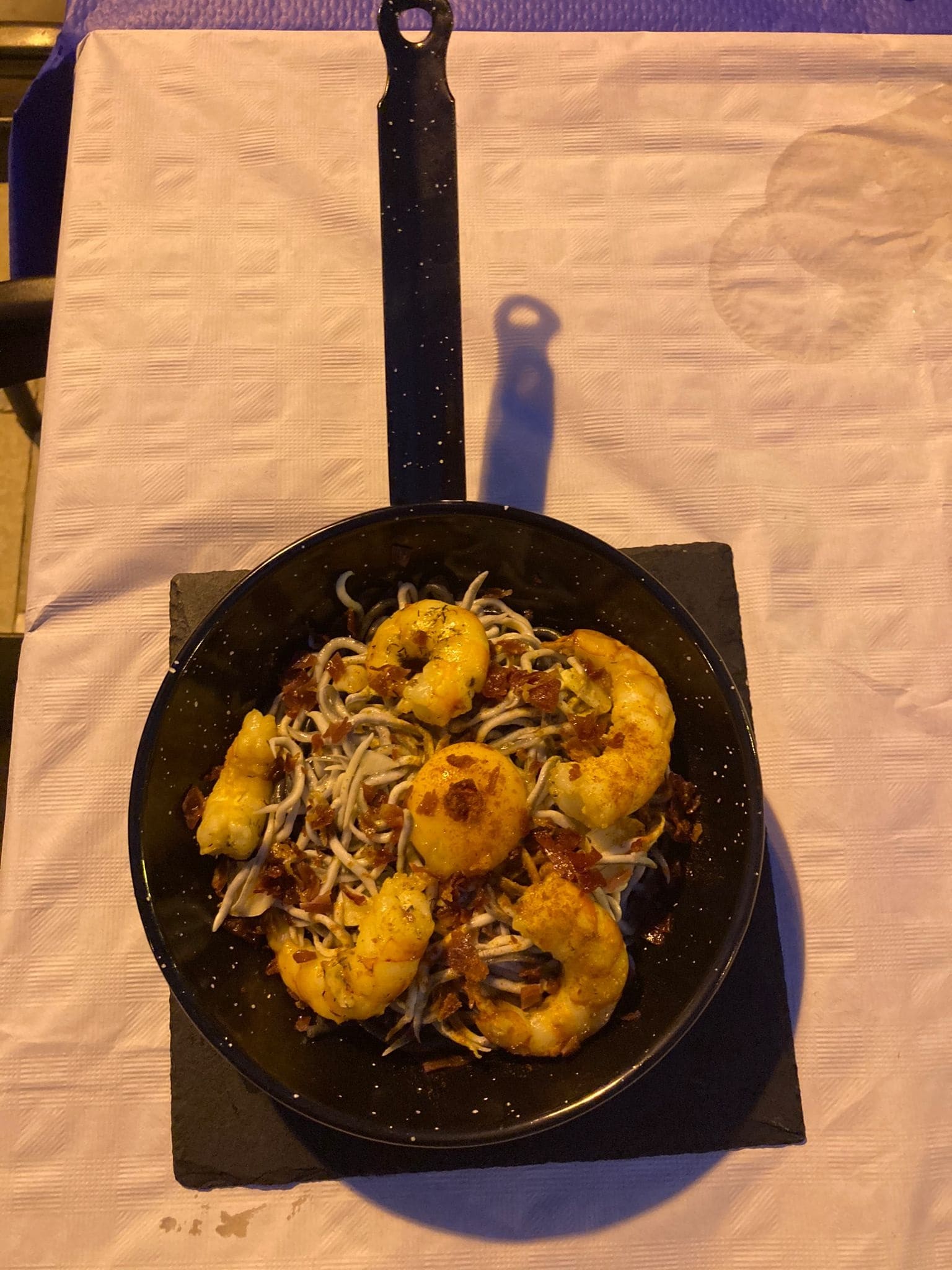 Cocina tradicional alicantina en restaurante con encanto dentro de casa centenaria, especializado en arroces y marmitas.