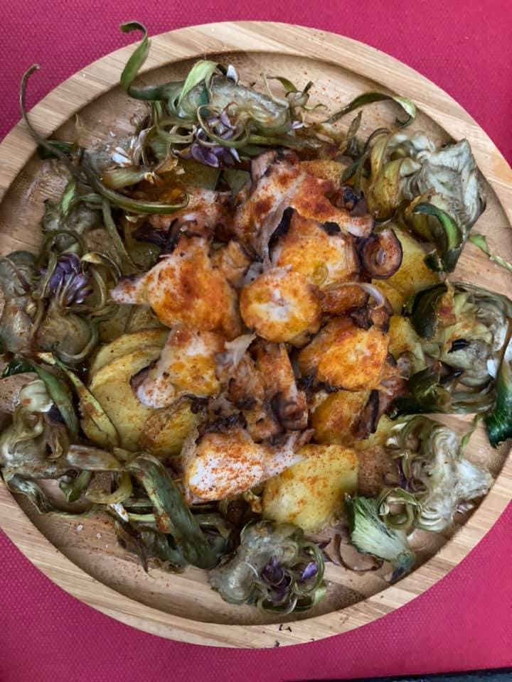 Cocina tradicional alicantina en restaurante con encanto dentro de casa centenaria, especializado en arroces y marmitas.