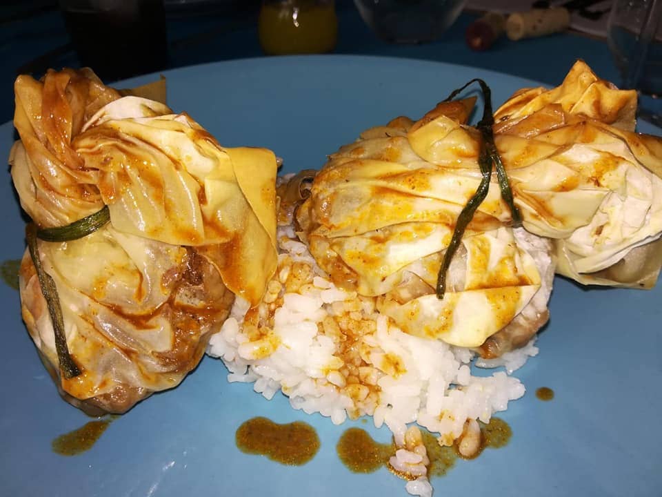 Cocina tradicional alicantina en restaurante con encanto dentro de casa centenaria, especializado en arroces y marmitas.
