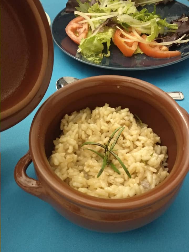 Cocina tradicional alicantina en restaurante con encanto dentro de casa centenaria, especializado en arroces y marmitas.