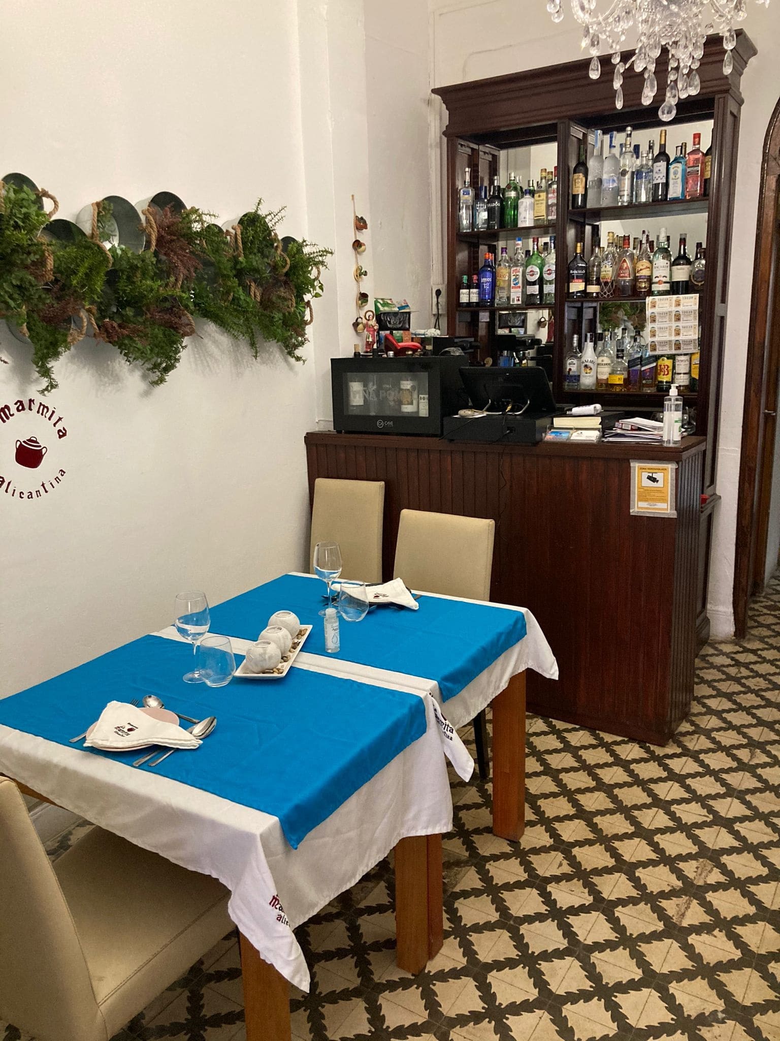Cocina tradicional alicantina en restaurante con encanto dentro de casa centenaria, especializado en arroces y marmitas.