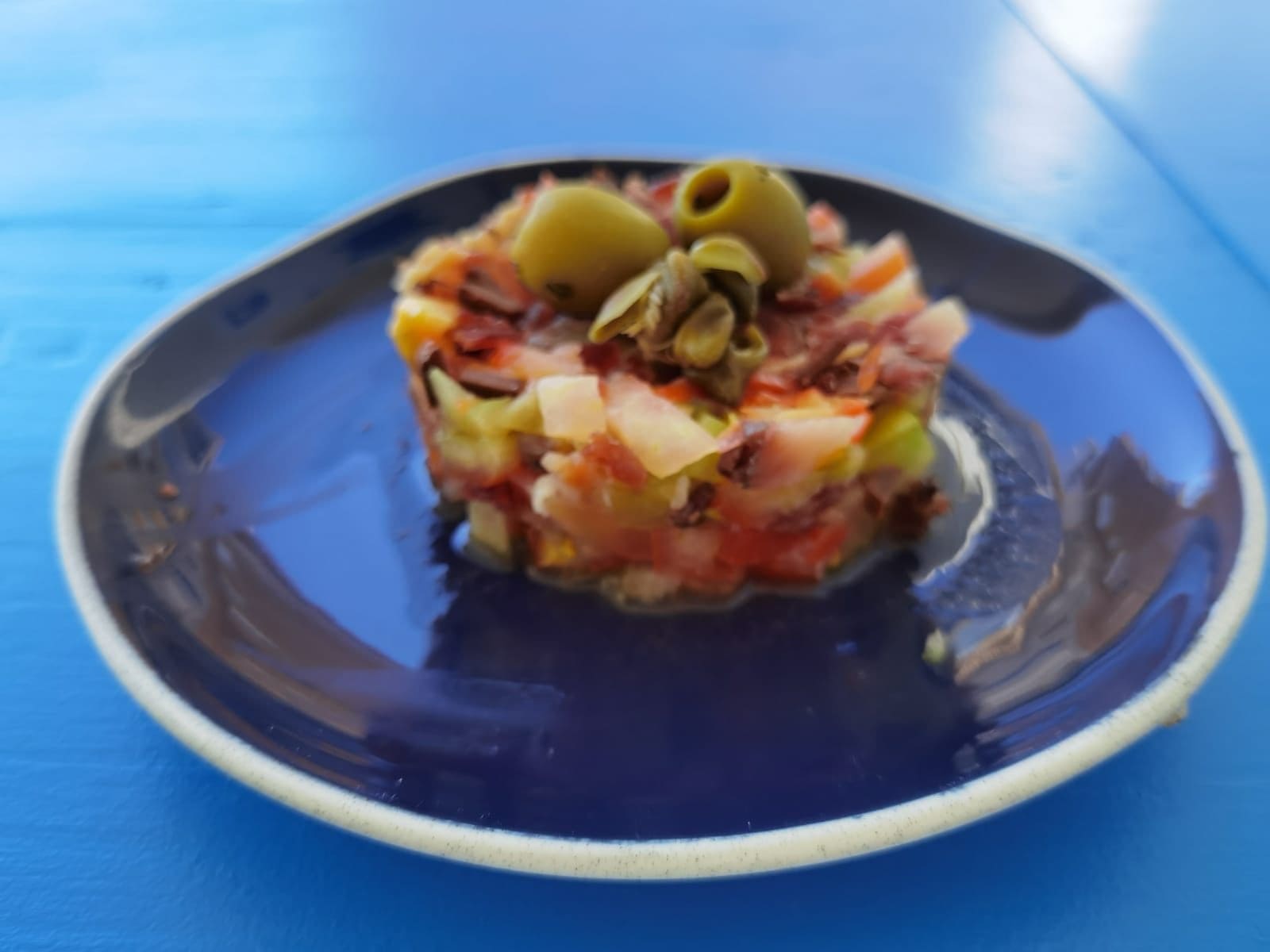 Cocina tradicional alicantina en restaurante con encanto dentro de casa centenaria, especializado en arroces y marmitas.