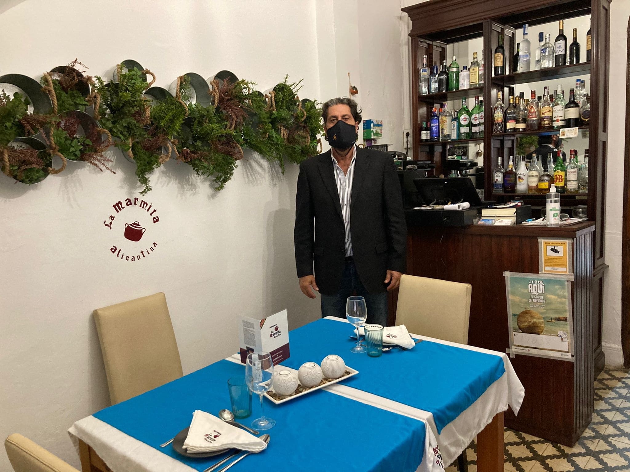 Cocina tradicional alicantina en restaurante con encanto dentro de casa centenaria, especializado en arroces y marmitas.