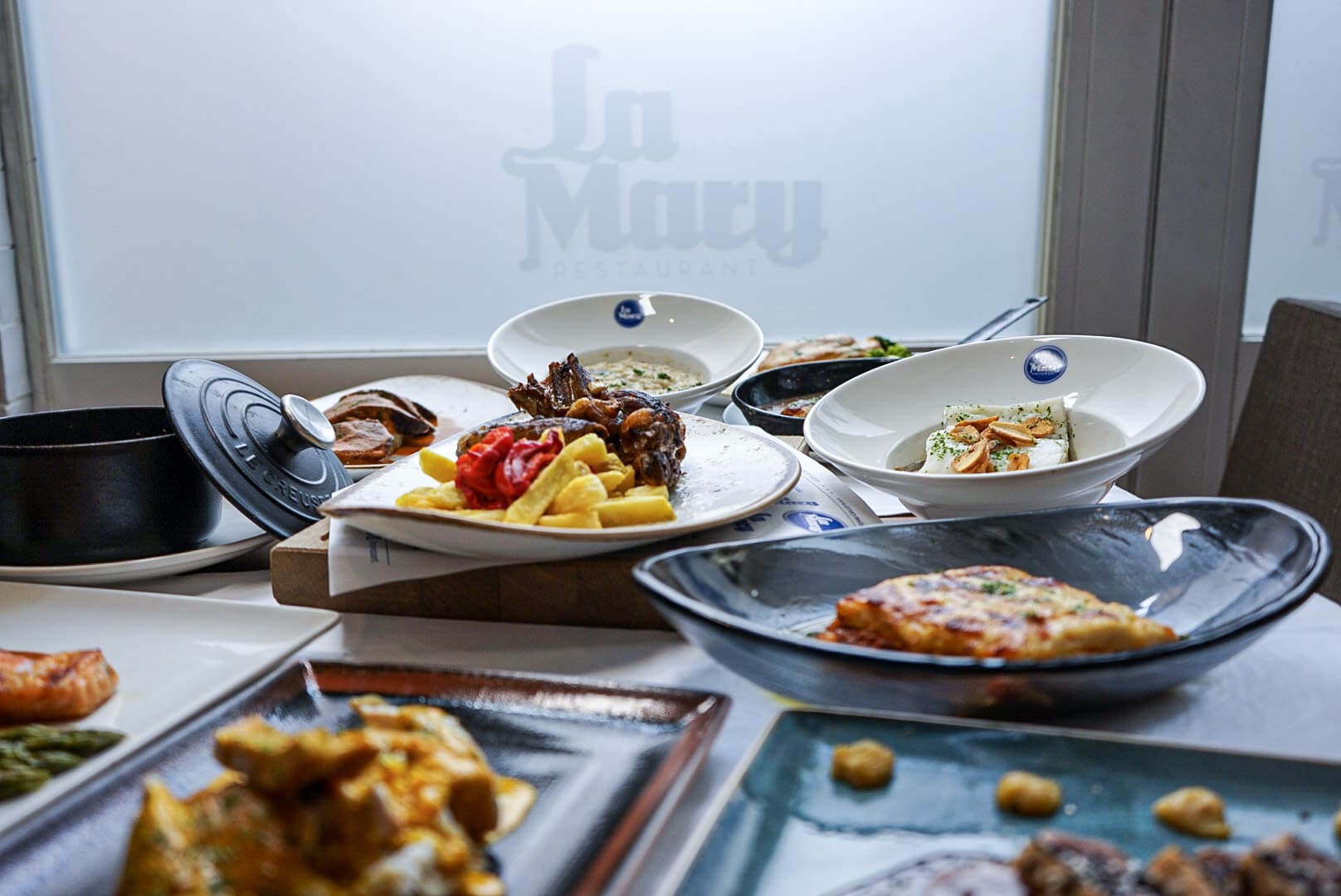 mesa-con-platos-restaurante-la-mary-leon-castilla-y-leon.jpg