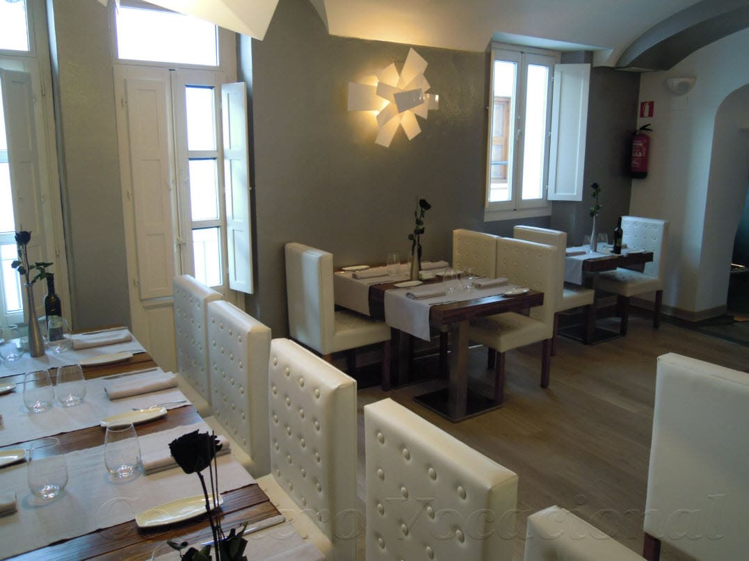Restaurante-Tapería con cocina moderna en la Plaza Mayor de Cáceres en el centro histórico.
