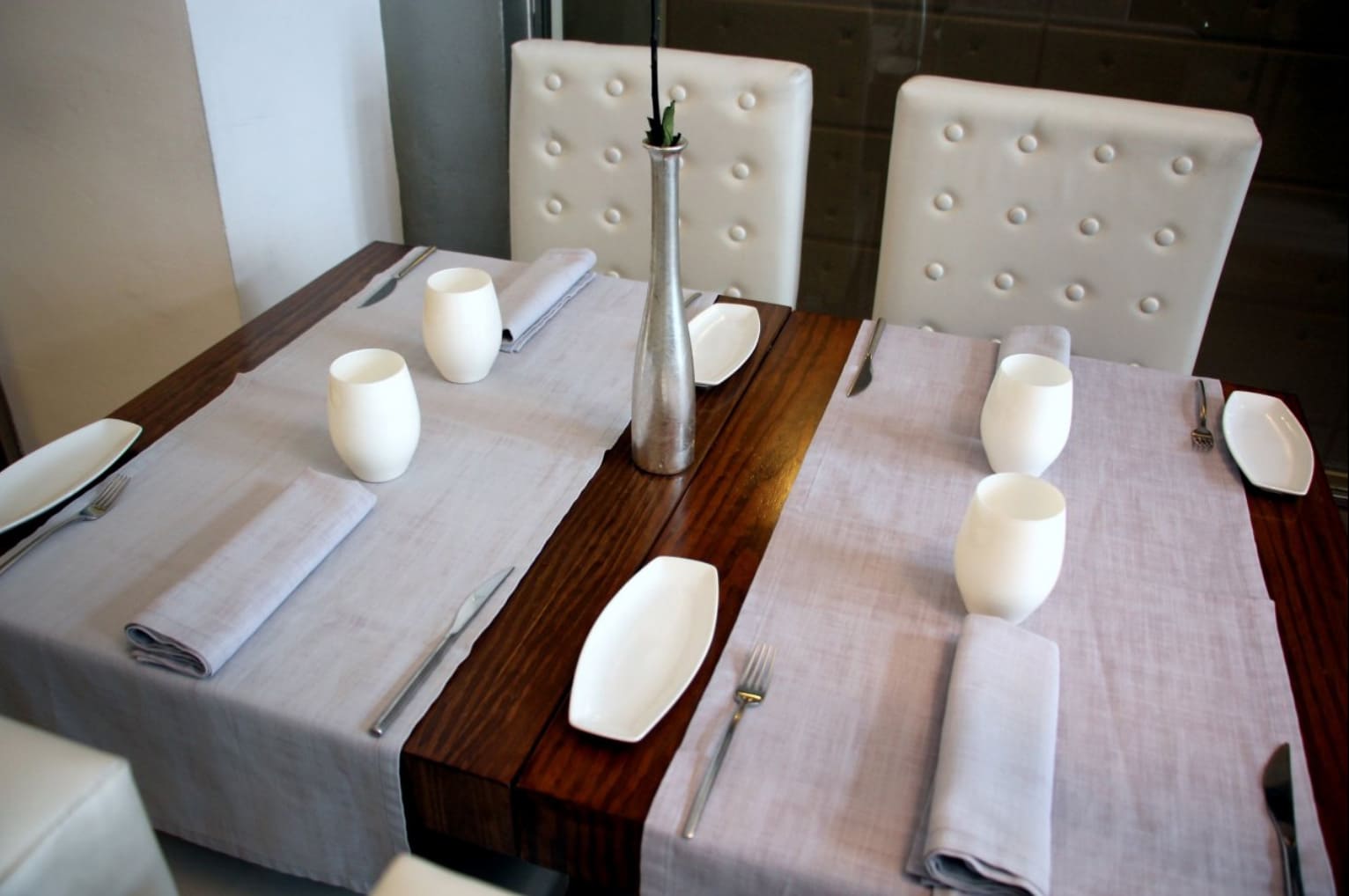 Restaurante-Tapería con cocina moderna en la Plaza Mayor de Cáceres en el centro histórico.