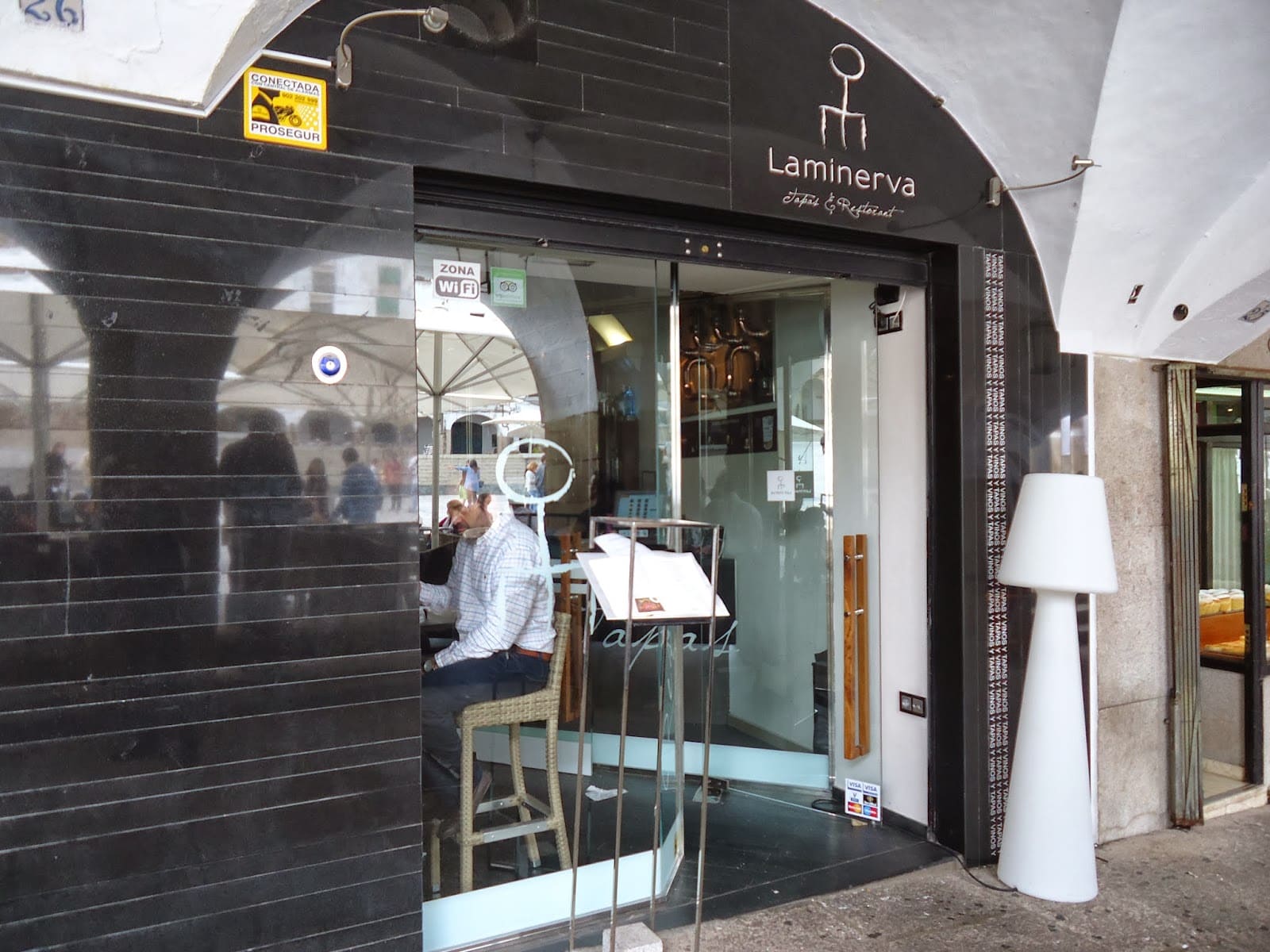 Restaurante-Tapería con cocina moderna en la Plaza Mayor de Cáceres en el centro histórico.