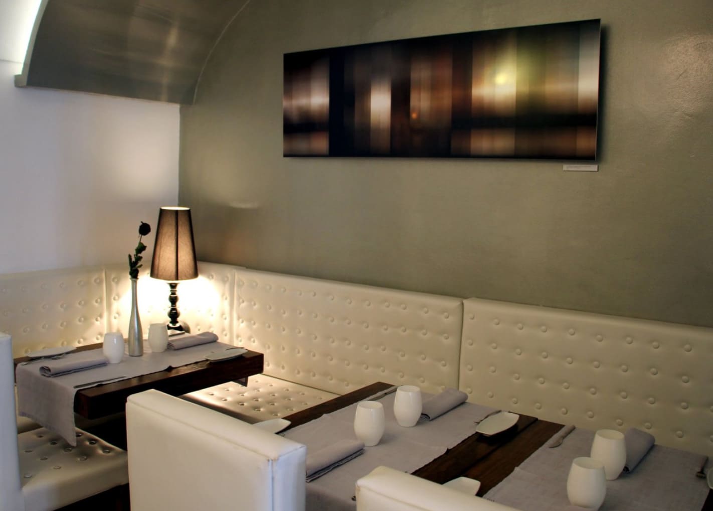 Restaurante-Tapería con cocina moderna en la Plaza Mayor de Cáceres en el centro histórico.