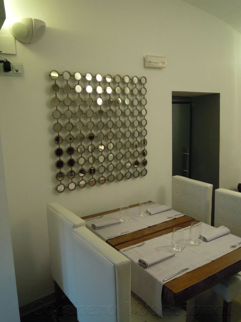 Restaurante-Tapería con cocina moderna en la Plaza Mayor de Cáceres en el centro histórico.