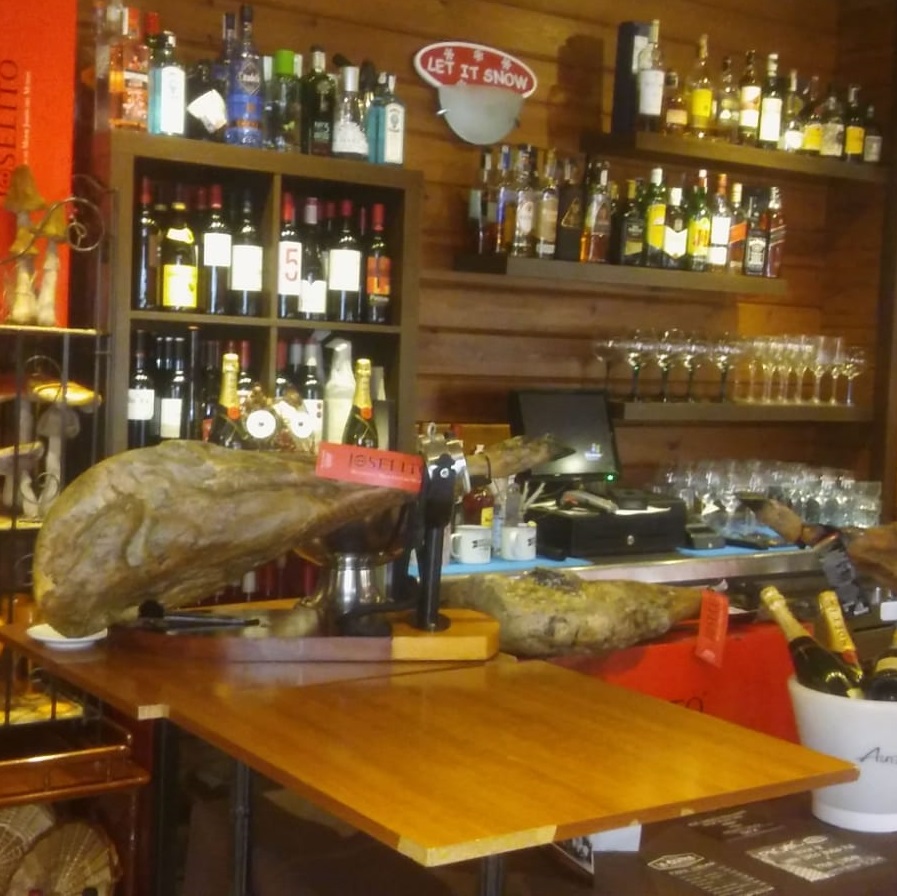 jamon-jamoneras-barra-restaurante-la-ostra-gijon-asturias.jpg