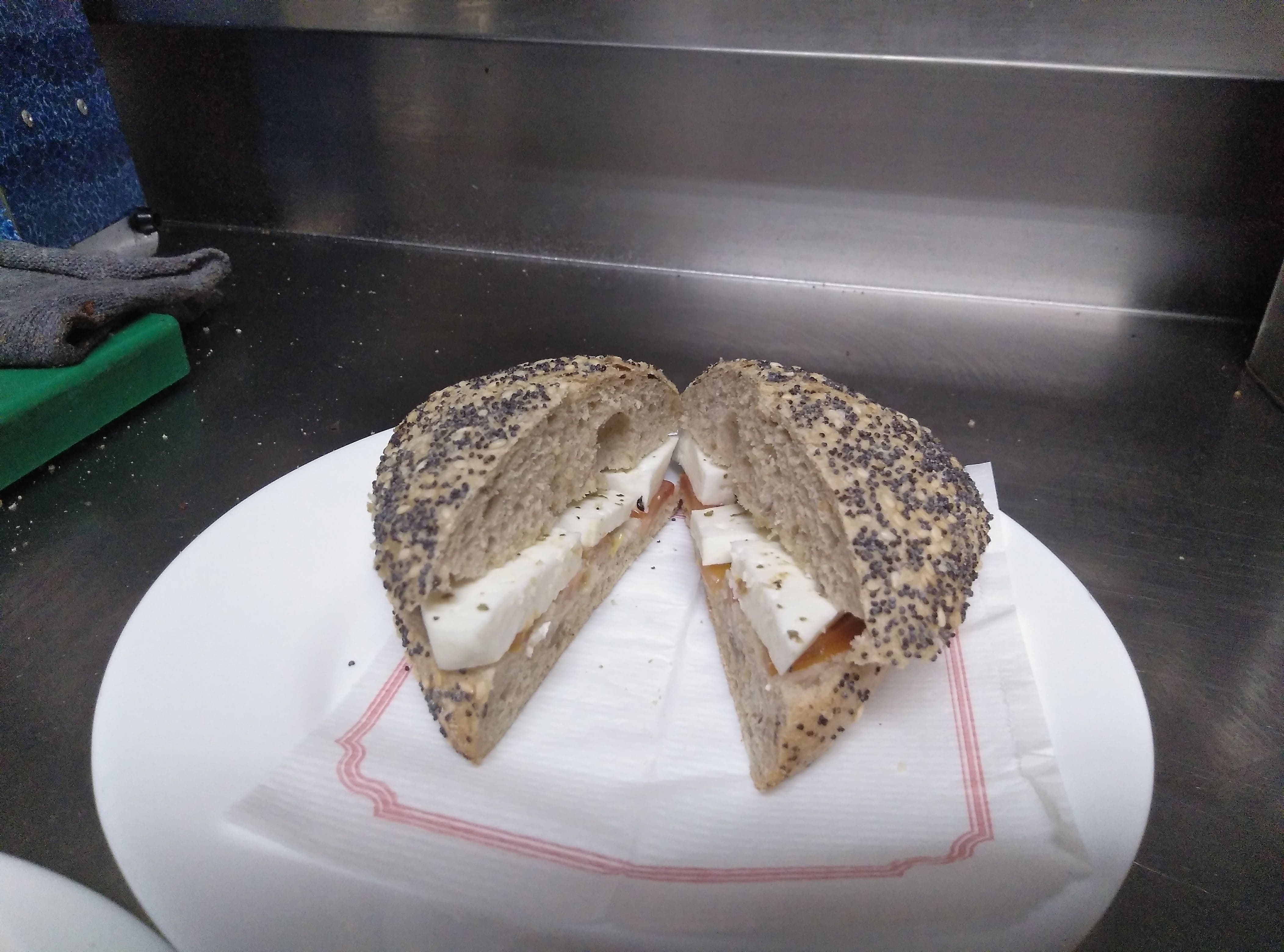 bocadillo-queso-de-cabra-y-tomate.jpg