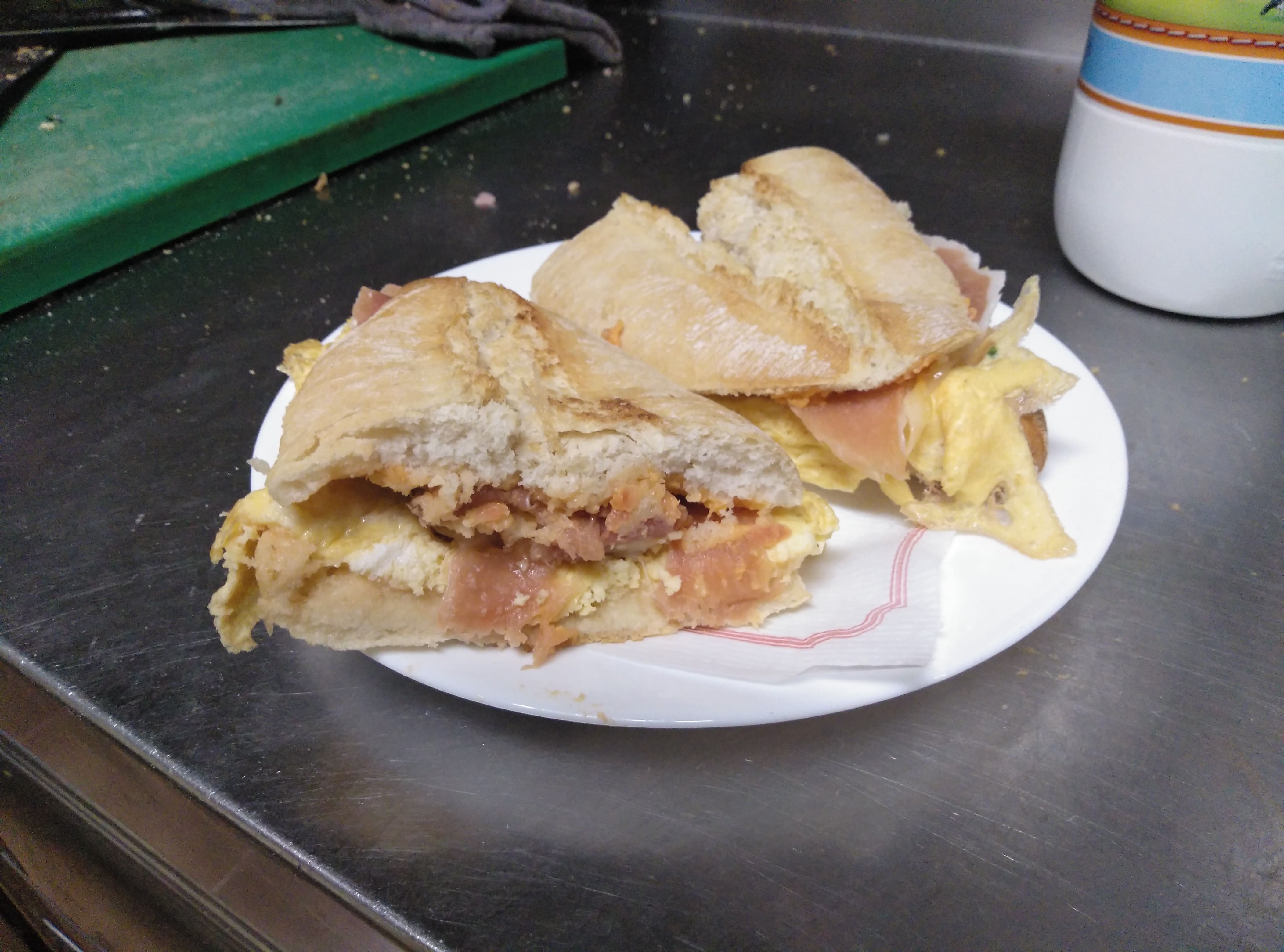 bocadillo-con-tortilla-de-jamon-serrano.jpg