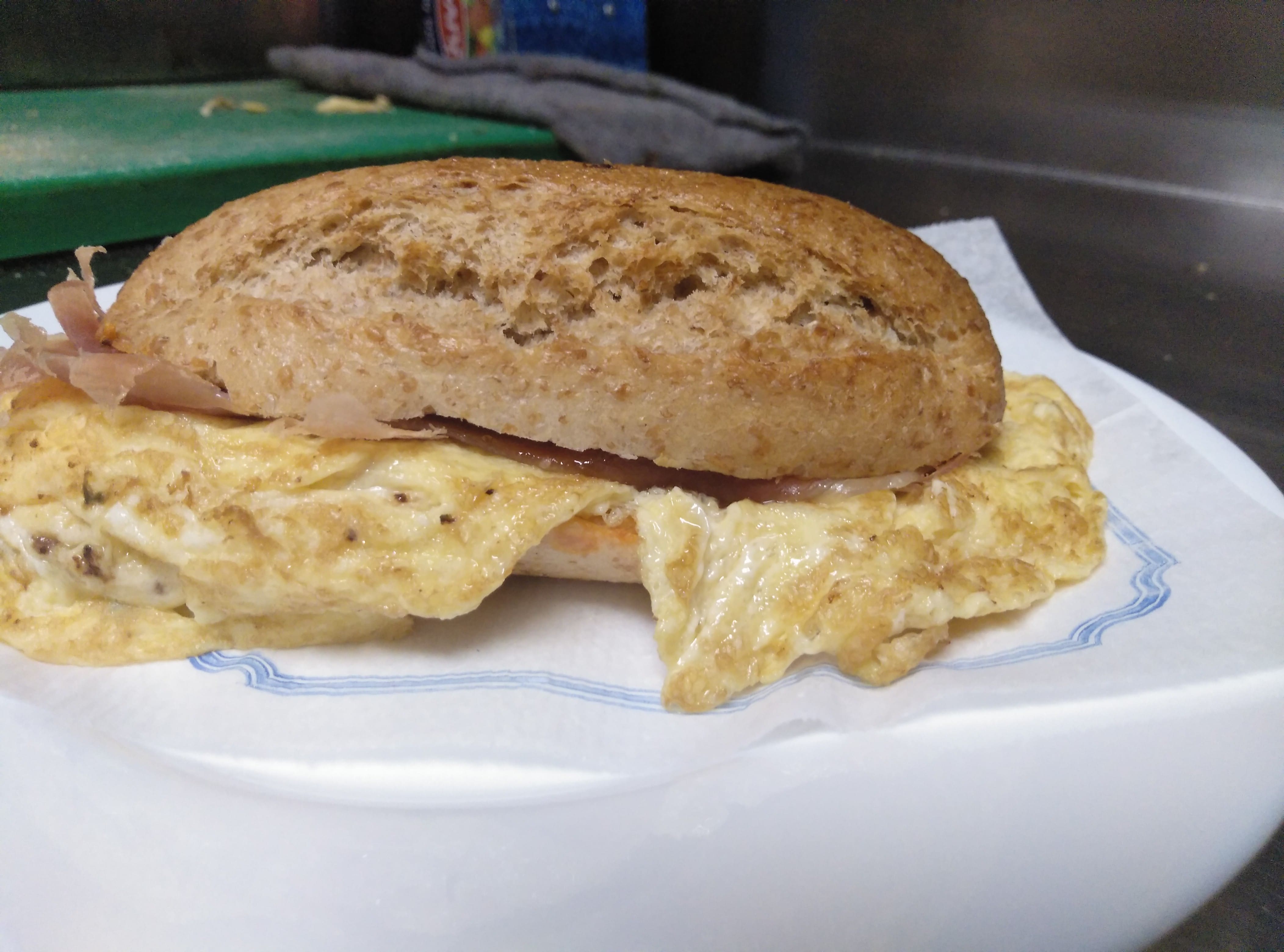 bocadillo-tortilla-con-jamon.jpg