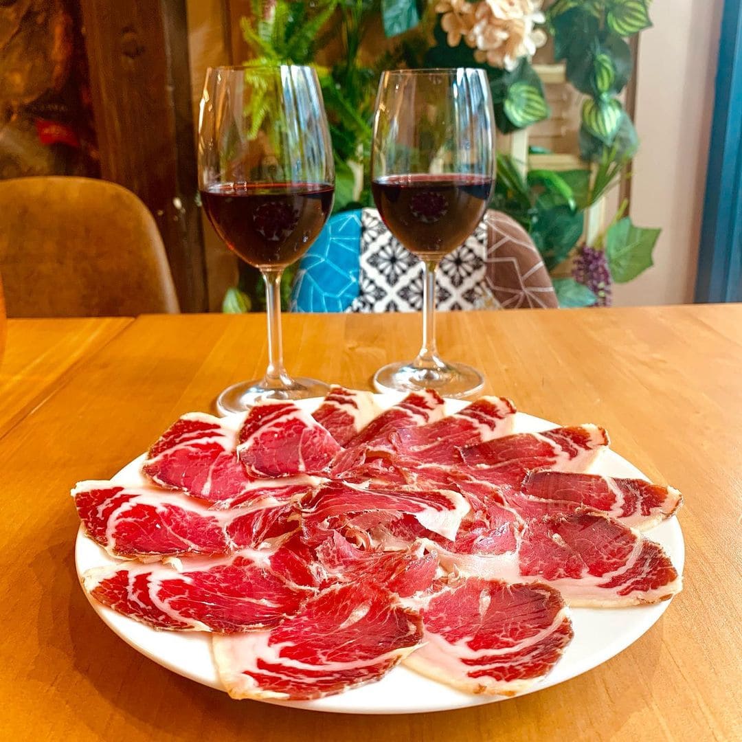 Especializados en tapas de calidad como croquetas, lacón, patatas bravas, embutidos ibéricos, quesos de diferentes variedade... a 5 minutos de la playa de Lloret de Mar.