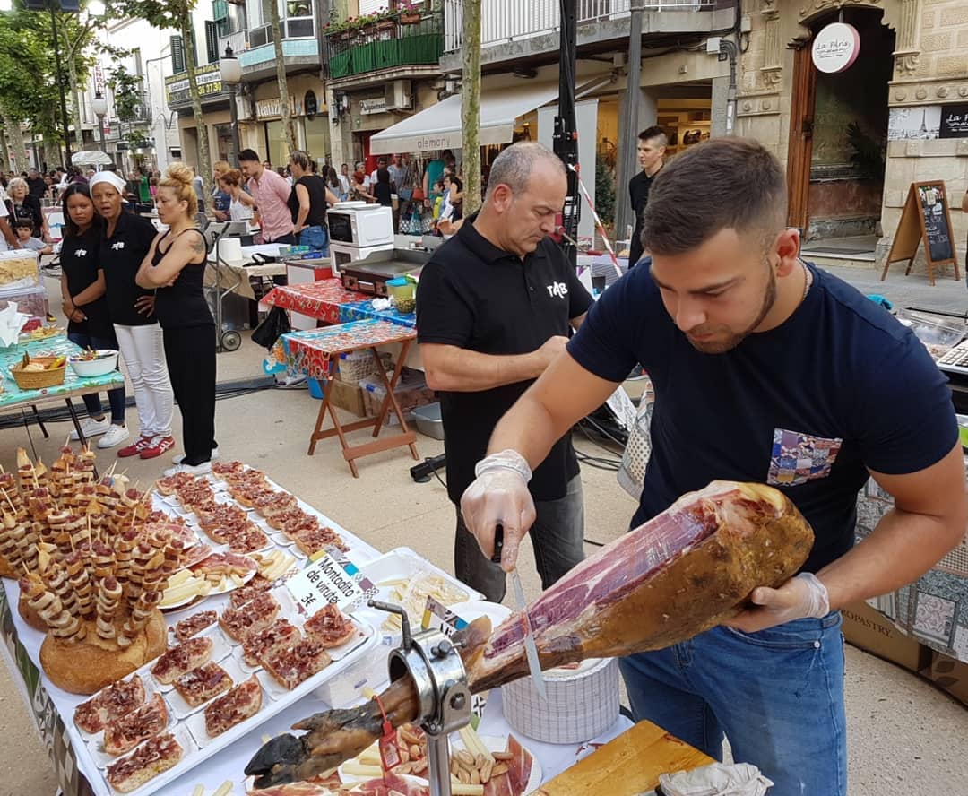 Especializados en tapas de calidad como croquetas, lacón, patatas bravas, embutidos ibéricos, quesos de diferentes variedade... a 5 minutos de la playa de Lloret de Mar.