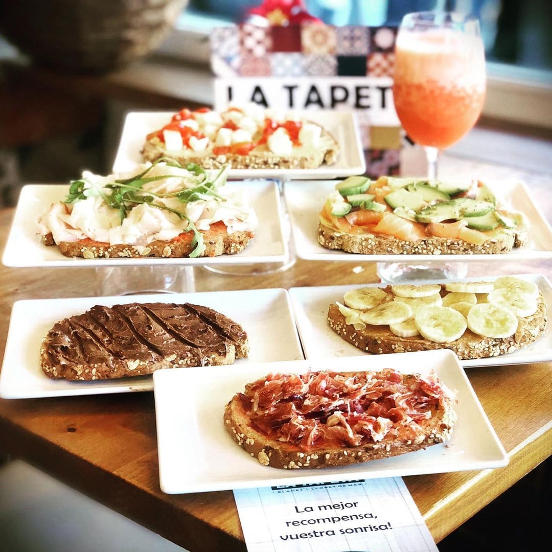 Especializados en tapas de calidad como croquetas, lacón, patatas bravas, embutidos ibéricos, quesos de diferentes variedade... a 5 minutos de la playa de Lloret de Mar.