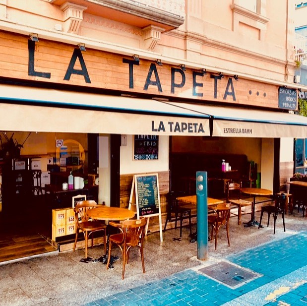 Especializados en tapas de calidad como croquetas, lacón, patatas bravas, embutidos ibéricos, quesos de diferentes variedade... a 5 minutos de la playa de Lloret de Mar.