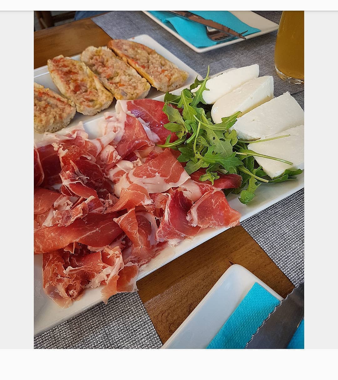 Especializados en tapas de calidad como croquetas, lacón, patatas bravas, embutidos ibéricos, quesos de diferentes variedade... a 5 minutos de la playa de Lloret de Mar.