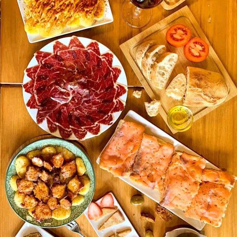Especializados en tapas de calidad como croquetas, lacón, patatas bravas, embutidos ibéricos, quesos de diferentes variedade... a 5 minutos de la playa de Lloret de Mar.