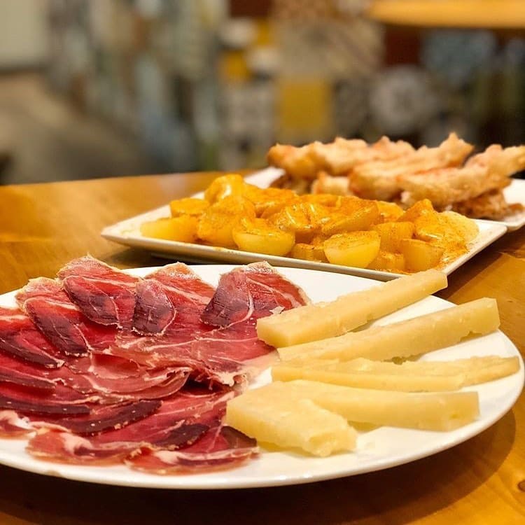 Especializados en tapas de calidad como croquetas, lacón, patatas bravas, embutidos ibéricos, quesos de diferentes variedade... a 5 minutos de la playa de Lloret de Mar.