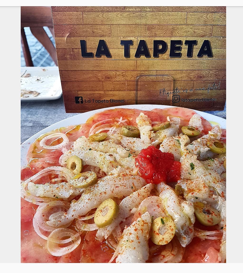 Especializados en tapas de calidad como croquetas, lacón, patatas bravas, embutidos ibéricos, quesos de diferentes variedade... a 5 minutos de la playa de Lloret de Mar.