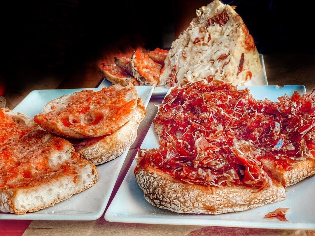 Especializados en tapas de calidad como croquetas, lacón, patatas bravas, embutidos ibéricos, quesos de diferentes variedade... a 5 minutos de la playa de Lloret de Mar.