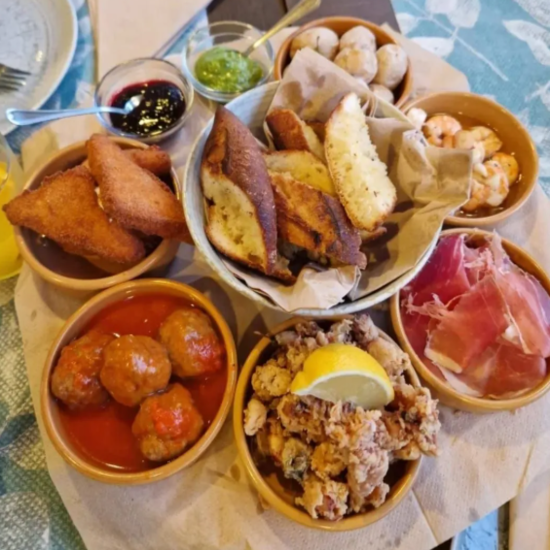 Vistas exclusivas al mar y a la Isla de Lobos con pescados del día y carnes Angus ideal para parejas, familia o amigos, a 2 minutos a pie de la playa de Corralejo.