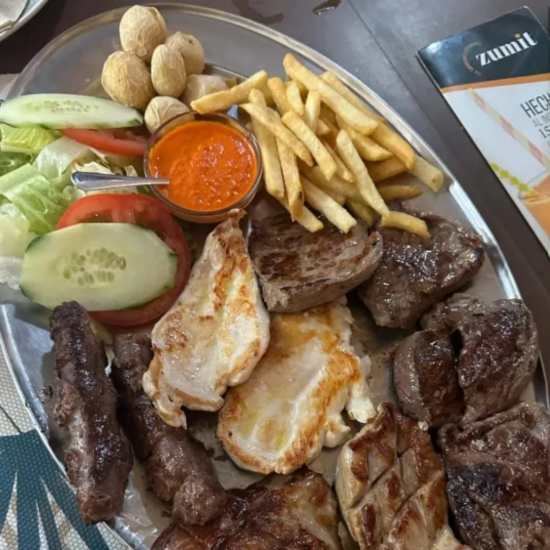Vistas exclusivas al mar y a la Isla de Lobos con pescados del día y carnes Angus ideal para parejas, familia o amigos, a 2 minutos a pie de la playa de Corralejo.