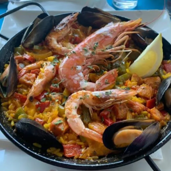 Vistas exclusivas al mar y a la Isla de Lobos con pescados del día y carnes Angus ideal para parejas, familia o amigos, a 2 minutos a pie de la playa de Corralejo.