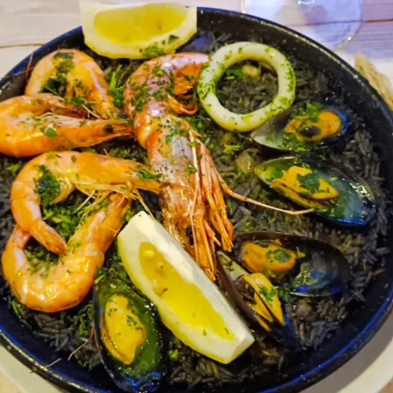 Vistas exclusivas al mar y a la Isla de Lobos con pescados del día y carnes Angus ideal para parejas, familia o amigos, a 2 minutos a pie de la playa de Corralejo.
