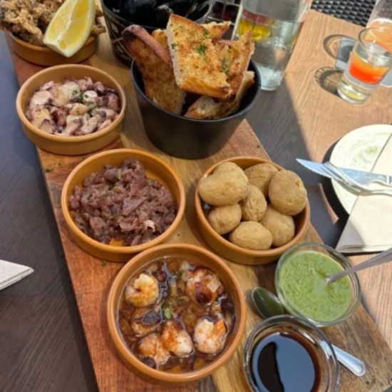 Vistas exclusivas al mar y a la Isla de Lobos con pescados del día y carnes Angus ideal para parejas, familia o amigos, a 2 minutos a pie de la playa de Corralejo.