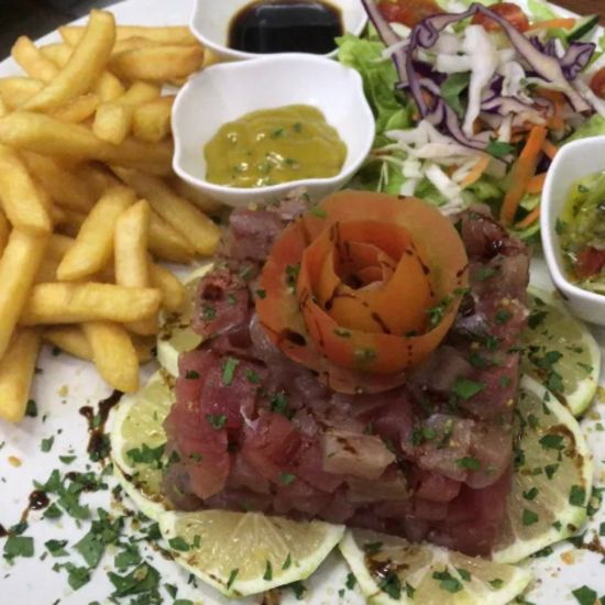 Vistas exclusivas al mar y a la Isla de Lobos con pescados del día y carnes Angus ideal para parejas, familia o amigos, a 2 minutos a pie de la playa de Corralejo.