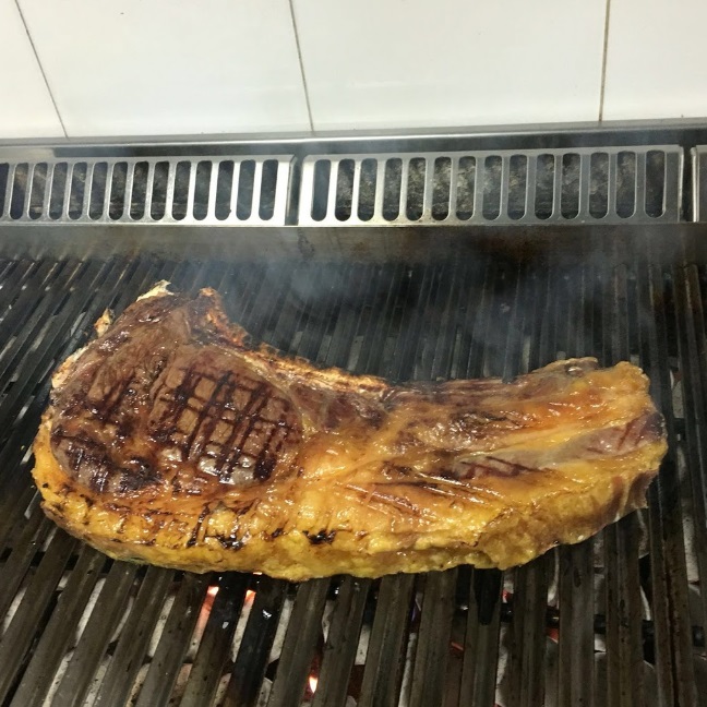 Restaurante de cocina vasca ubicado en el corazón de Bilbao con especialidad en carne a la brasa.        