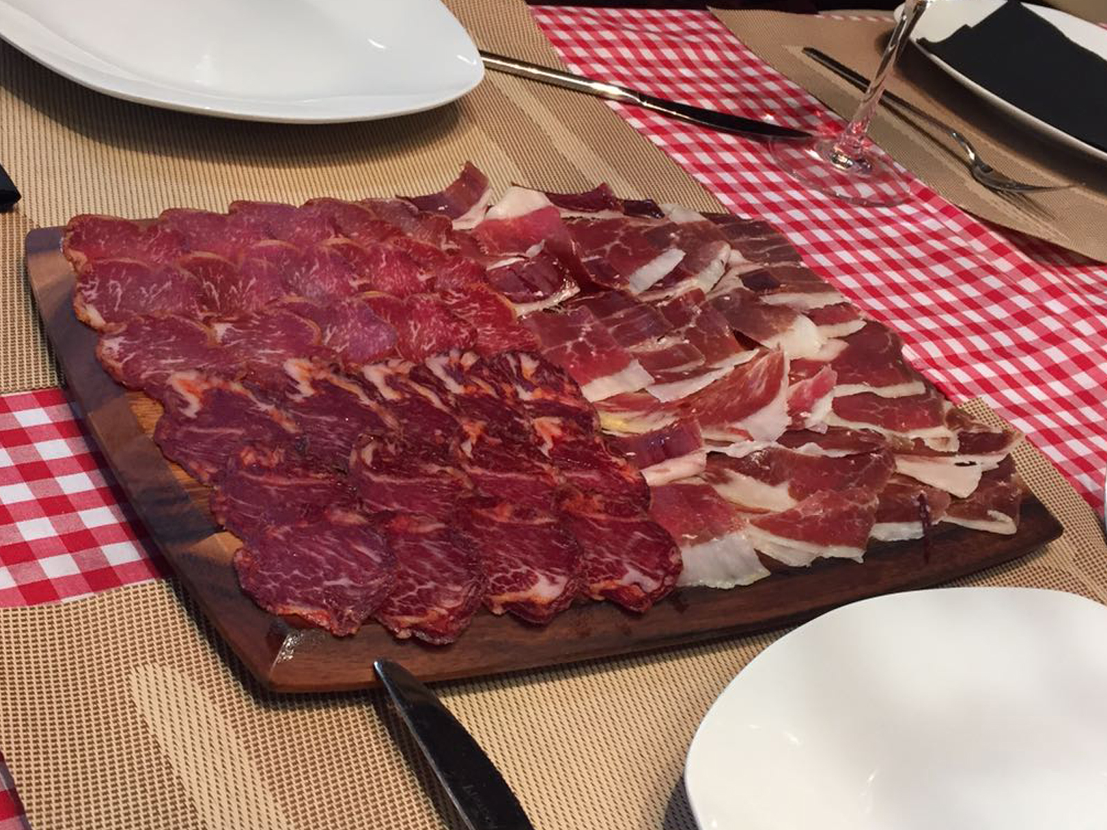 Restaurante de cocina vasca ubicado en el corazón de Bilbao con especialidad en carne a la brasa.        