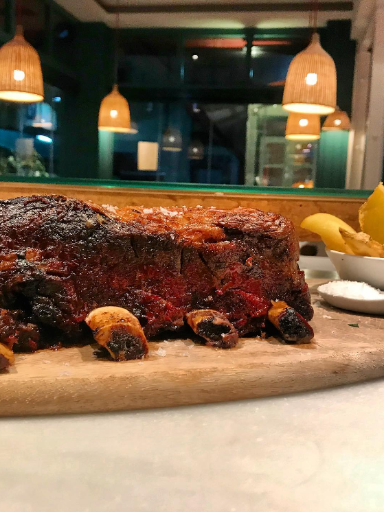 Restaurante de cocina tradicional que se encuentra en el centro de la ciudad de Llanes, en Asturias.