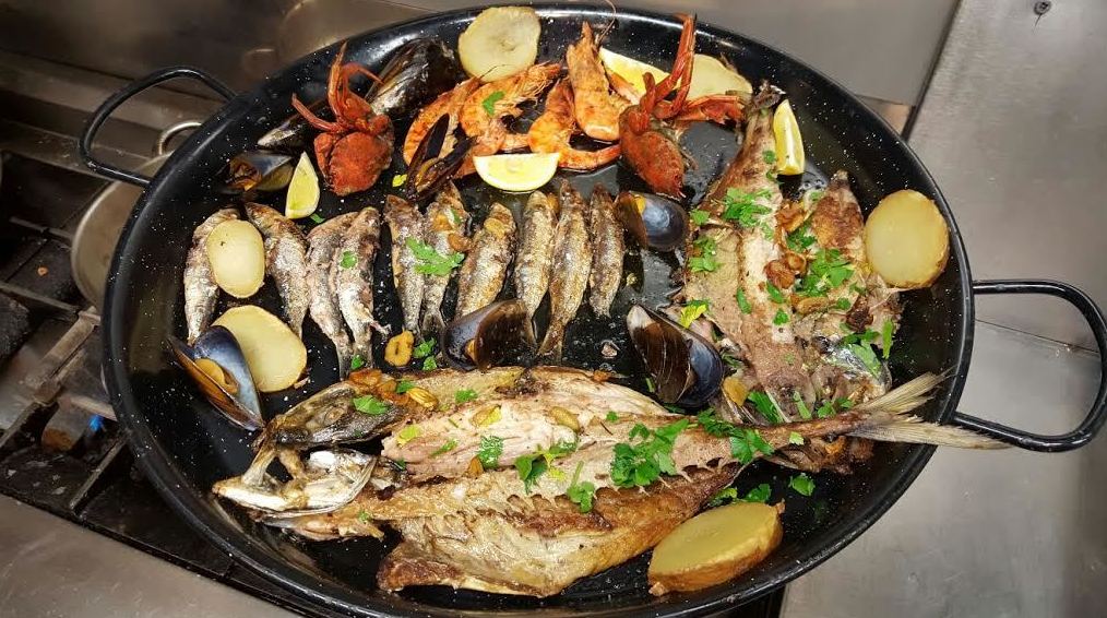 Restaurante especializado en pescados y mariscos a la brasa situado al pie de la ria de Bilbao.    