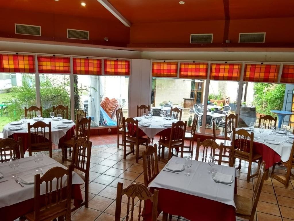 salon-restaurante-las-piscina-balmaseda.jpg