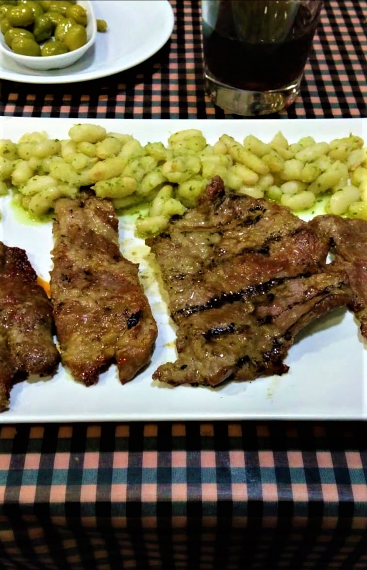 Restaurante asador que se especializa en butifarra y carnes a la brasa en Barcelona.          