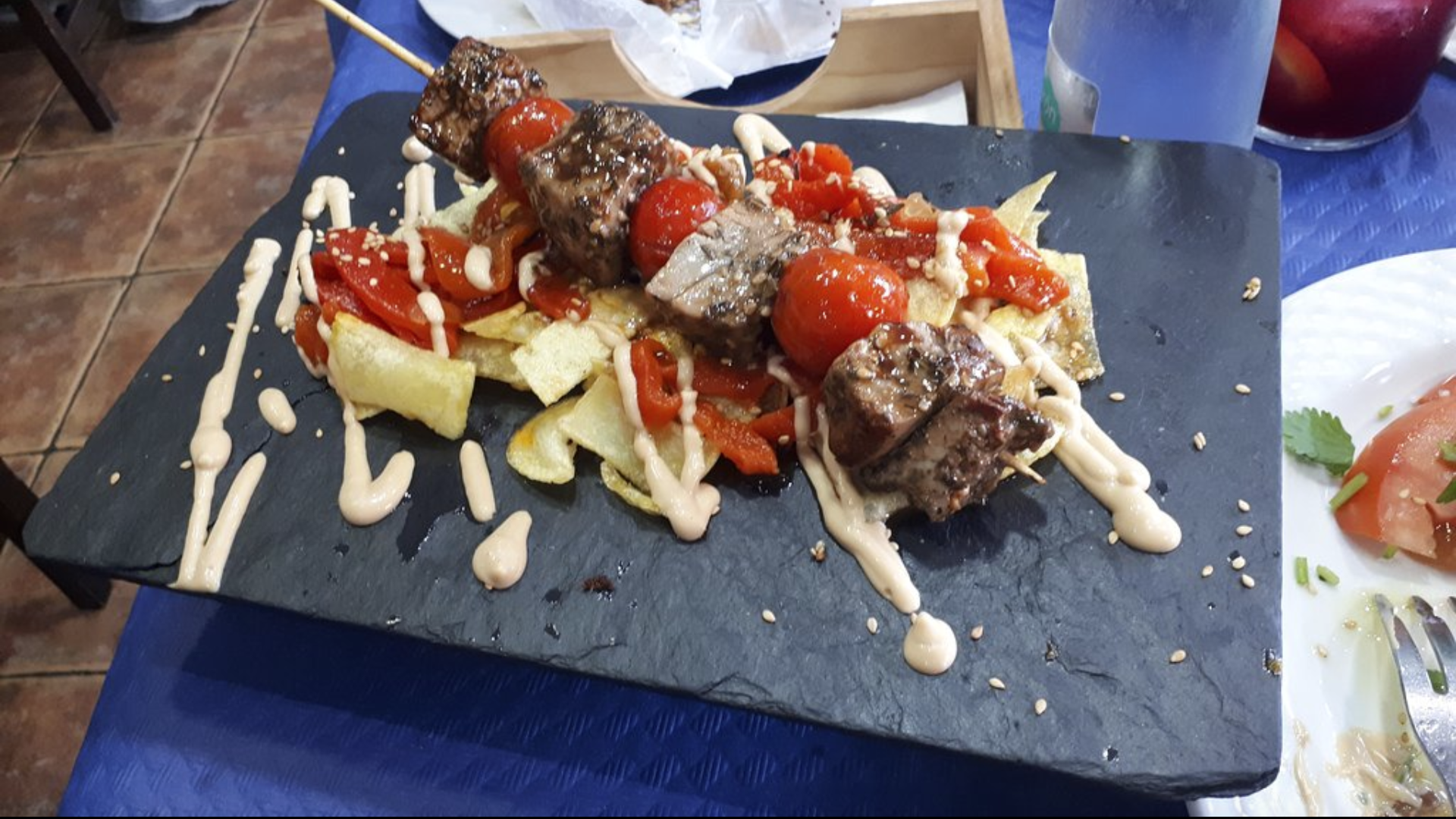 pincho-moruno-carne-tomate-cherry-patatas-restaurante-lorangier-sevilla-andalucia.png