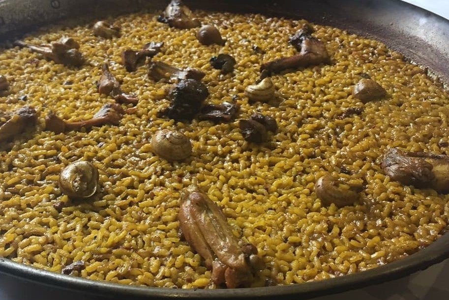 paella-conejo-y-serrana-restaurante-arroces-de-los-9-pisos-murcia.jpg