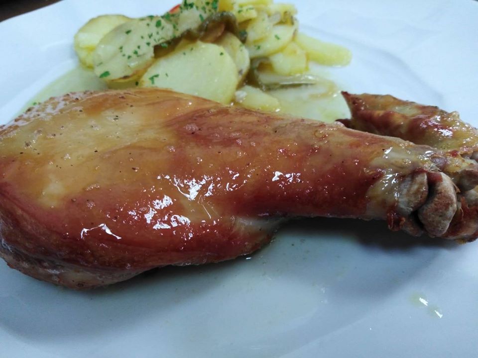 plato-carne-conejo-patatas-restaurante-los-billares-cordoba-andalucia.jpg