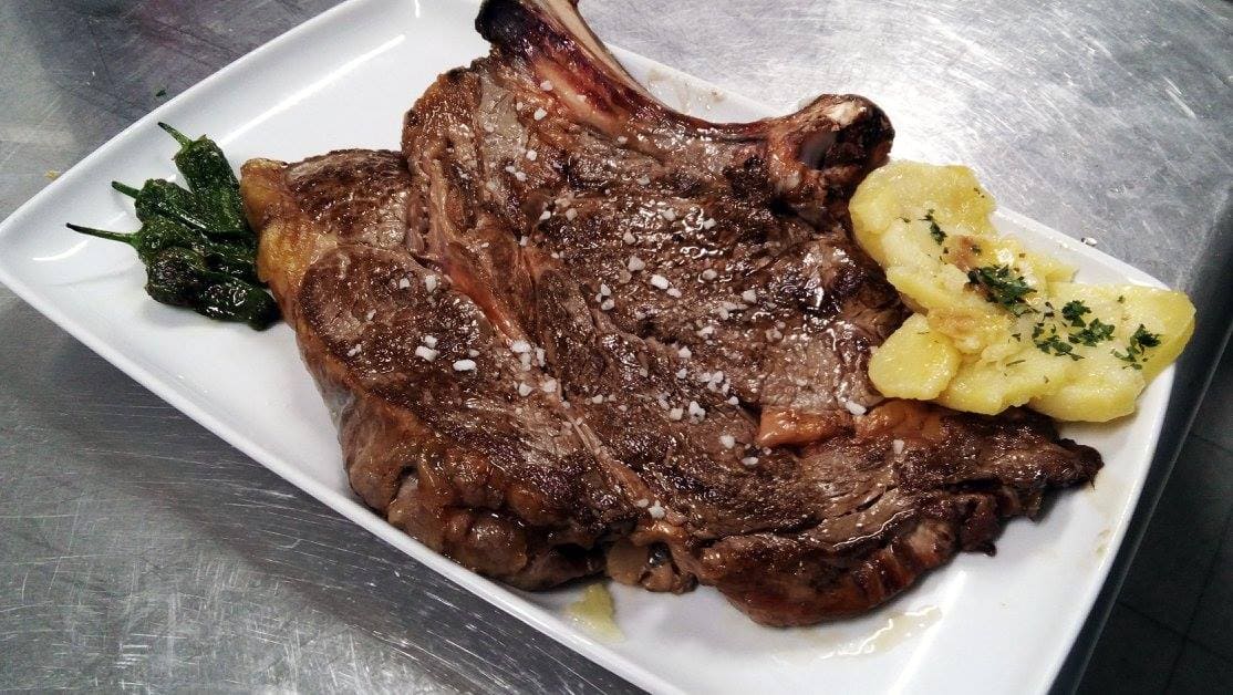 El mejor chuletón de buey de Ávila y otras carnes selectas maduradas, a 1 minuto a pie de la Plaza del Mercado Chico.