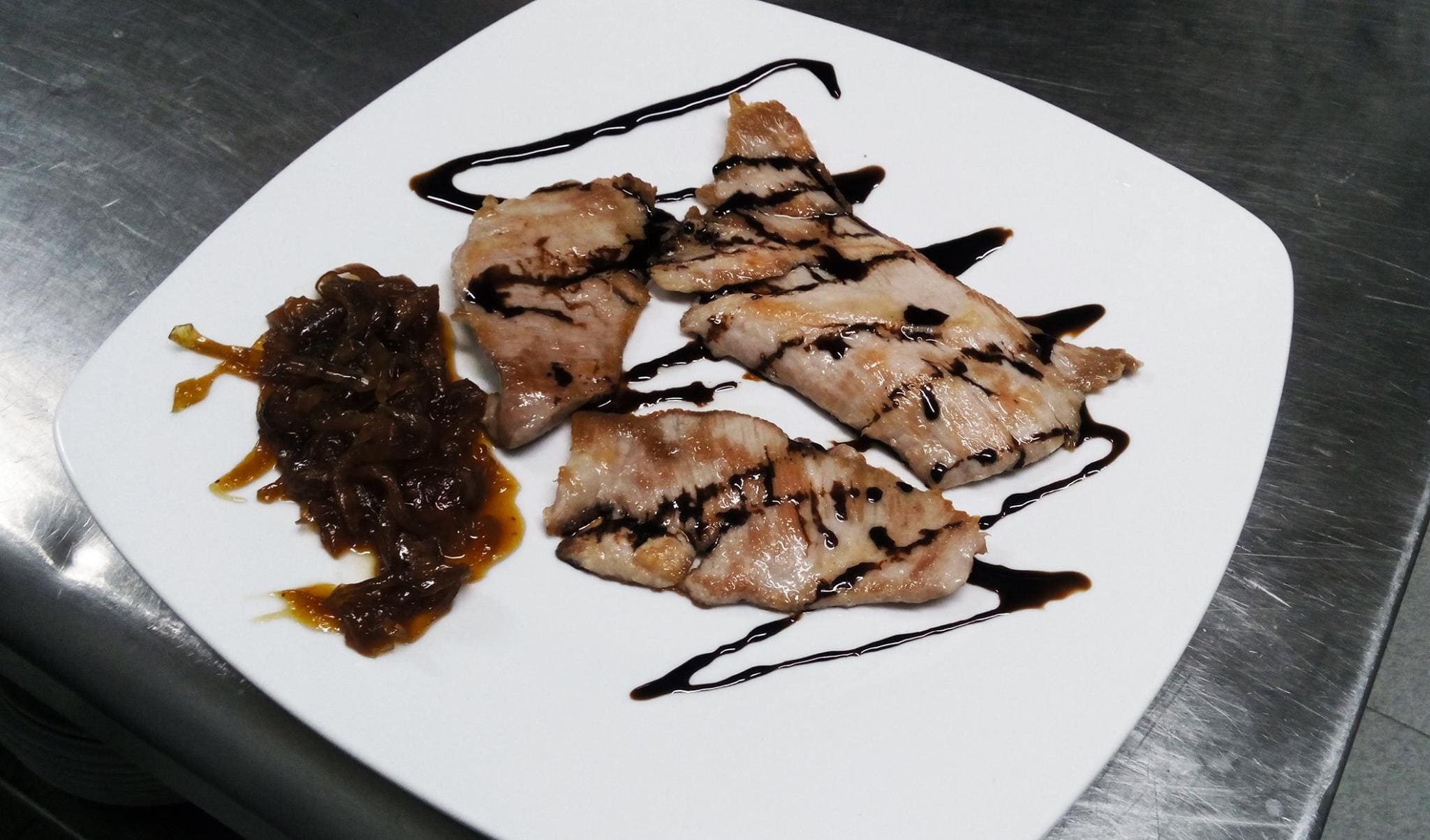 El mejor chuletón de buey de Ávila y otras carnes selectas maduradas, a 1 minuto a pie de la Plaza del Mercado Chico.