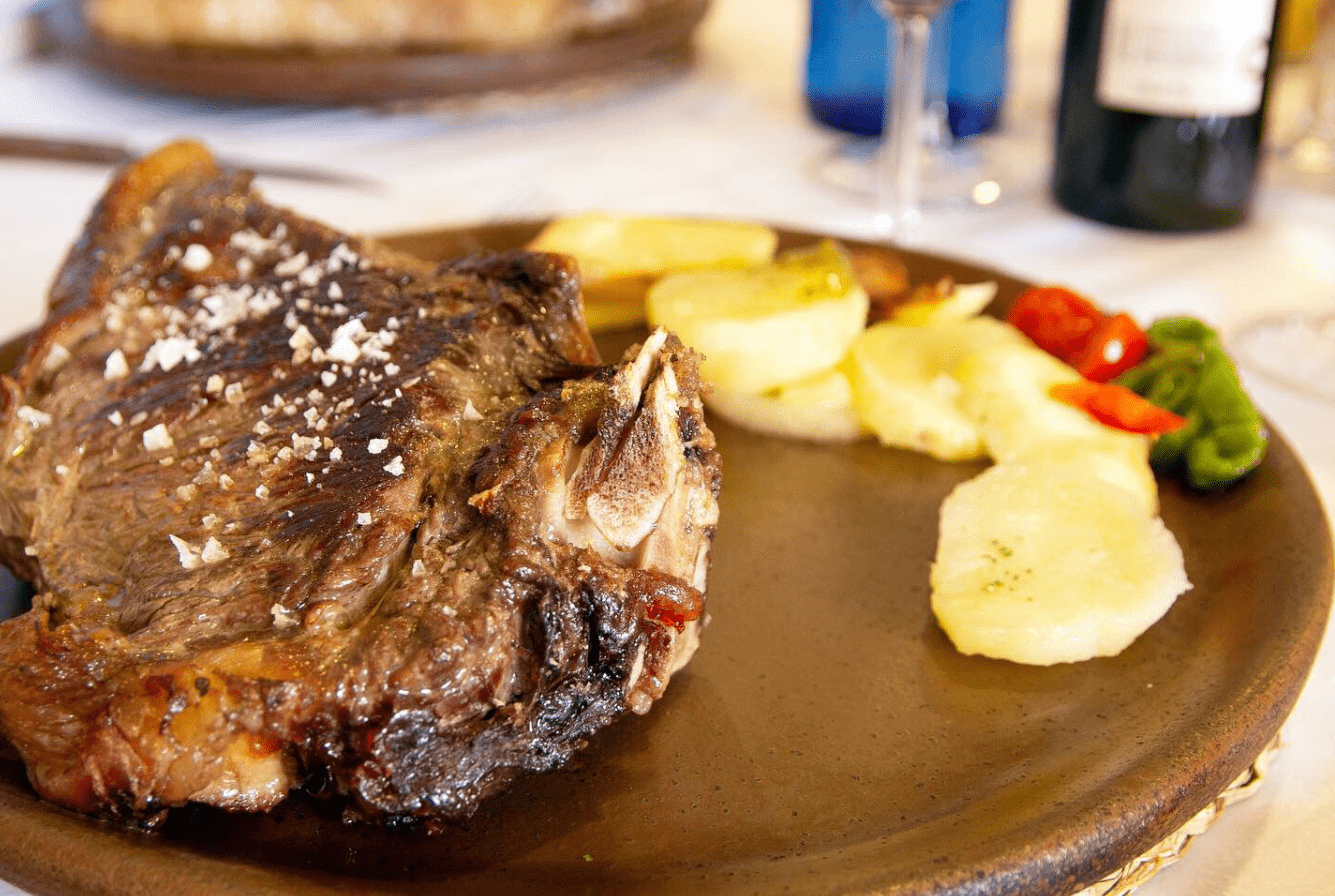 El mejor chuletón de buey de Ávila y otras carnes selectas maduradas, a 1 minuto a pie de la Plaza del Mercado Chico.