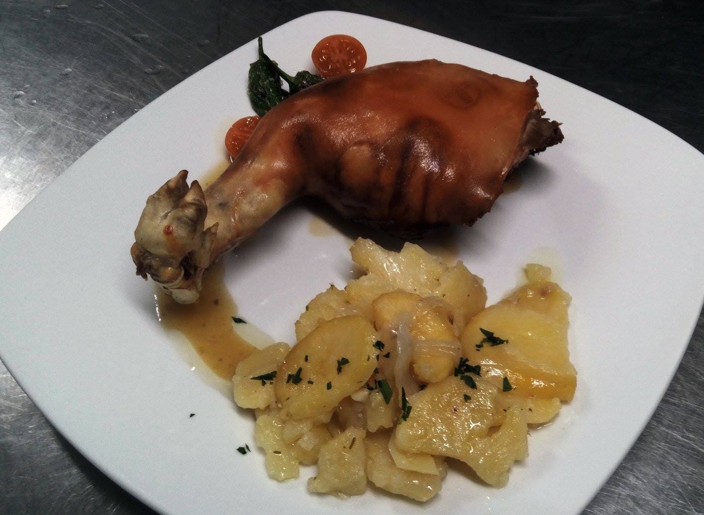 El mejor chuletón de buey de Ávila y otras carnes selectas maduradas, a 1 minuto a pie de la Plaza del Mercado Chico.
