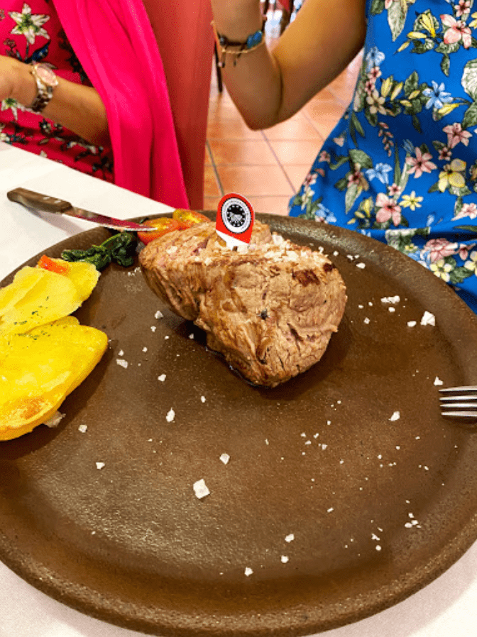 El mejor chuletón de buey de Ávila y otras carnes selectas maduradas, a 1 minuto a pie de la Plaza del Mercado Chico.